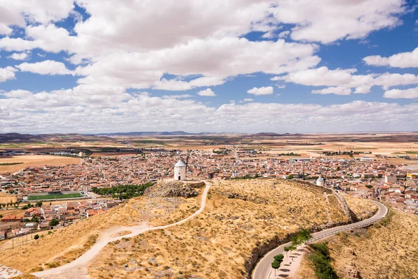 Panorama Con Molino Viento Colina Fondo Pueblo Consuegra España —  Fotos de Stock