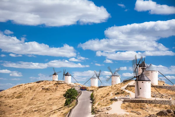 Řada Větrných Mlýnů Consuegra Kopci Modrou Oblohou Bílými Mraky Španělsko Stock Snímky