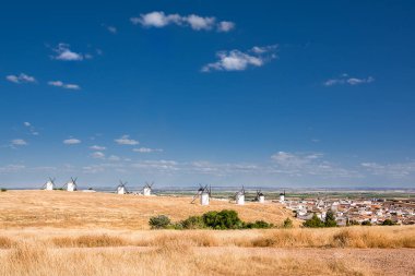 Antik yel değirmenleri ve İspanya 'nın Campo de Criptana köyünün altında Cervantes' in Don Kişot 'unda tanımlanan 
