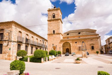 El Toboso, İspanya - 23 Haziran 2022: İspanya 'nın küçük El Toboso kasabasının ana meydanı, Cervantes' in Don Kişot 'unda tanınmasıyla ünlü