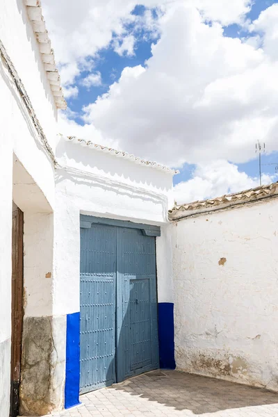 Μπλε Ζωγραφισμένη Πόρτα Στο Κέντρο Του Toboso Ισπανία — Φωτογραφία Αρχείου
