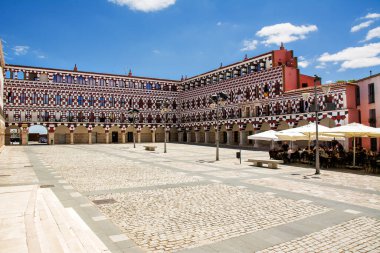 Badajoz, İspanya - 24 Haziran 2022: Badajoz 'daki Alta Meydanı' ndaki renkli bina ve evlerin cepheleri (İspanya)