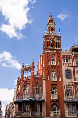 Badajoz 'daki Plaza de Soledad' daki Giralda Kulesi (İspanya)