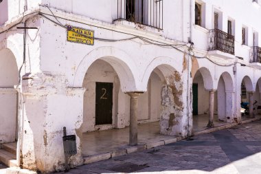 Badajoz 'daki Plaza Alta' daki Mudejar evleri cephesi (İspanya)