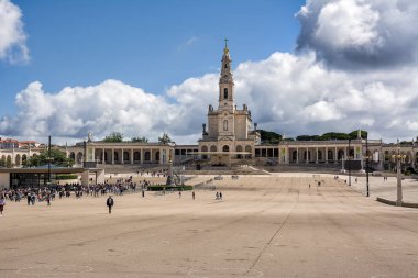 Fatima, Portekiz - 25 Haziran 202: Güneşli bir günde Portekiz 'deki Fatima Mabedi' nin önünde inançlılarla meydan