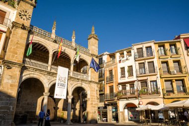 Plasencia, İspanya - 25 Haziran 2022: Plasencia, İspanya 'nın tarihi merkezinde belediye binası