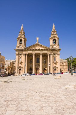 Valletta, Malta 'nın merkezinde St. Publius Kilisesi' nin cephesi.