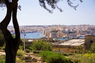 Başkent Valletta 'dan Vittoriosa' nın (Malta) panoramik görünümü