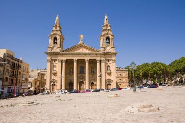 Valletta, Malta - 17 Haziran 2023: Valletta, Malta yakınlarındaki St. Publius Kilisesi cephesi