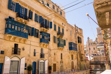 Gallarija, Malta Valletta 'da tipik mavi kapalı balkon.