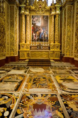 Valletta, Malta - 17 Haziran 2023: Valletta Katedrali içindeki şapellerden biri, Malta