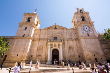 Valletta, Malta - 17 Haziran 2023: Valletta Katedrali ve güneşli bir günde turistler, Malta.
