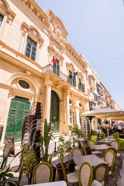 Valletta Malta June 2023 Street Building Umbrellas Cafe Tables Restaurants — Stock Photo, Image
