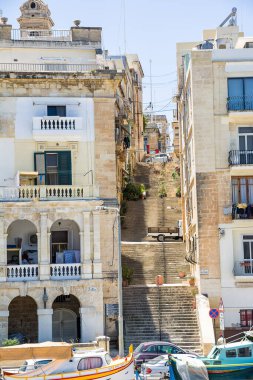 Vittoriosa, Malta - 17 Haziran 2023: Vittoriosa 'nın merkezine çıkan merdiven