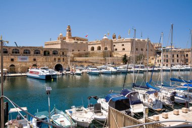 Cospicua, Malta - 17 Haziran 2023: Cospicua, Malta 'nın liman ve güçlendirilmiş duvarları