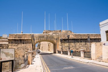Vittoriosa, Malta - 17 Haziran 2023: Il Birgu, Vittoriosa, Malta 'ya giriş kapısı