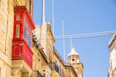 Gallarija isimli kapalı ve tipik Malta balkonları