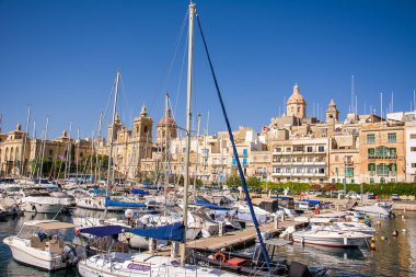 Vittoriosa, Malta - 17 Haziran 2023: Limanda demirli tekneler ve arka planda Vittoriosa şehri, Malta