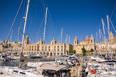 Vittoriosa, Malta - 17 Haziran 2023: Limanda demirli tekneler ve arka planda Vittoriosa şehri, Malta