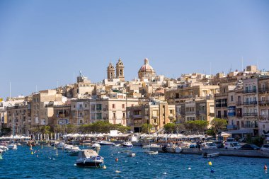 Vittoriosa, Malta - 17 Haziran 2023: Limanda demirli tekneler ve arka planda Vittoriosa şehri, Malta