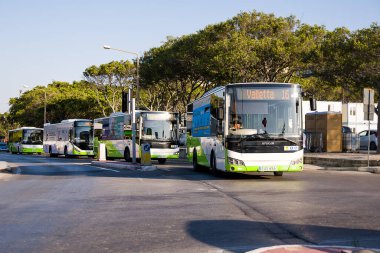 Valletta, Malta - 17 Haziran 2023: Floriana bölgesinde, yeşil servis otobüsleri kalkıyor.