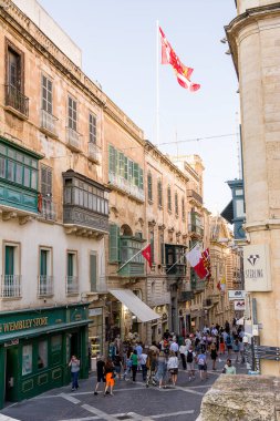 Valletta, Malta - 17 Haziran 2023: Valletta ana caddesinde turistlerle birlikte