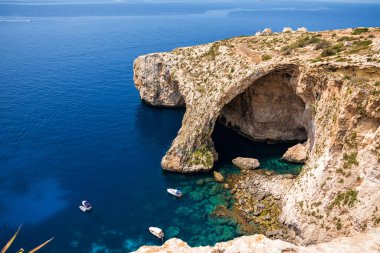 Yukarıdan görülen Mavi Grotto kemeri (Malta)