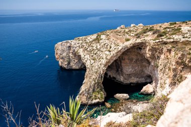 Yukarıdan görülen Mavi Grotto kemeri (Malta)