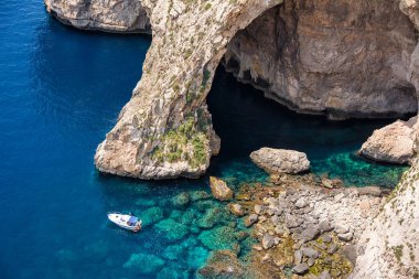 Yukarıdan görülen Mavi Grotto kemeri (Malta)