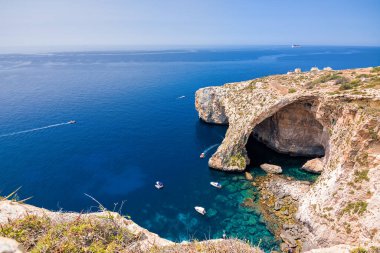 Yukarıdan görülen Mavi Grotto kemeri (Malta)