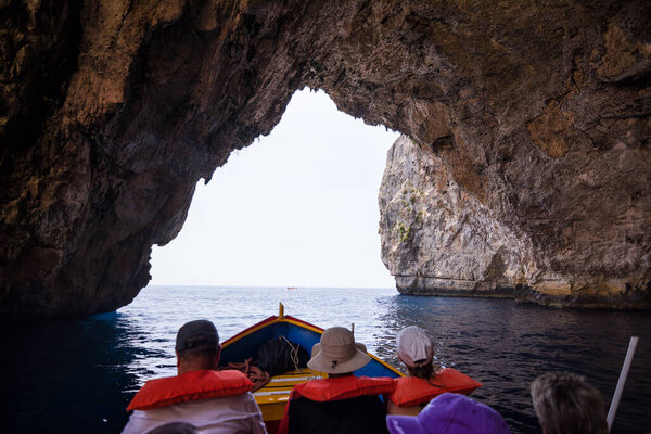 Zurrieq, Мальта - 18 июня 2023: Деталь Голубой грот с лодкой туристов, посещающих (Мальта)