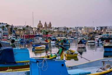 Marsaxlokk, Malta - 18 Haziran 2023: Limanda demirli tekneler
