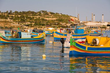 Marsaxlokk, Malta - 18 Haziran 2023: Luzzi, tipik Malta tekneleri limana demir attı