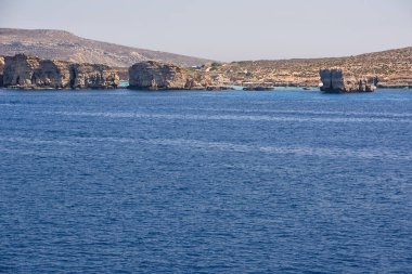 Comino adasındaki mavi göl denizden görüldü.