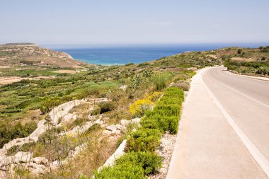 Malta 'daki Gozo adasındaki Ramla plajına yol ve panorama