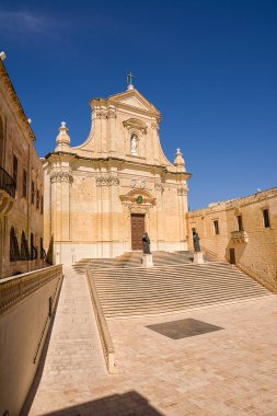 Gozo adasındaki Rabat Katedrali cephesi (Malta)