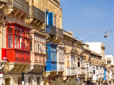 Gallarija, kapalı balkonlar, tipik Malta, çeşitli renklerde.