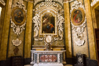 Mdina 'daki St. Paul Katedrali' nde küçük sunak ve tablolar (Malta)