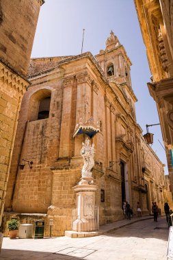 Mdina, Malta - 20 Haziran 2023: Çan kulesi ve Mdina 'daki leydimizin Malta adasındaki duyurusunun kilisesi;