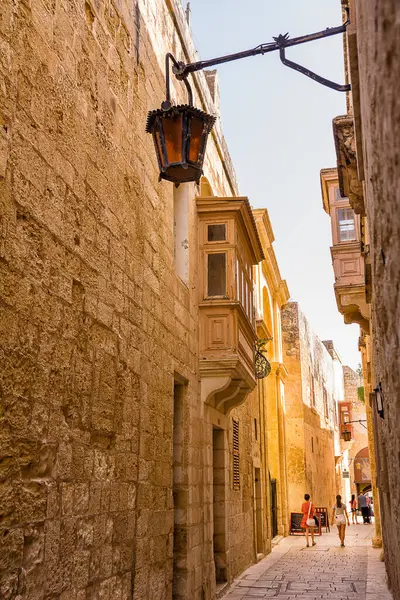 Mdina Malta Juni 2023 Turister Som Vandrar Gränderna Mdina Malta Stockfoto