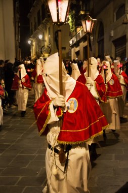 Chieti, İtalya - 29 Mart 2024: Chieti 'deki ünlü Kutsal Cuma alayı sırasında başlıklı tövbekârlar)