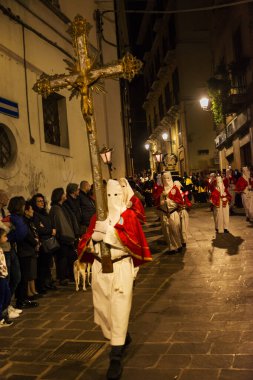 Chieti, İtalya - 29 Mart 2024 Kukuletalı inananlar, İtalya 'daki en eski geçit töreninde İsa' nın tutkusunun sembollerini taşıyor.