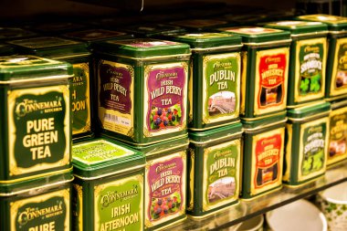 Dublin, İrlanda - 23 Mayıs 2024: Dublin 'deki Temple Bar semtindeki bir dükkanda çay kutuları