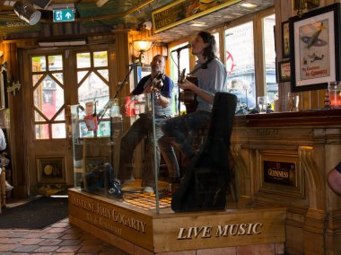 Dublin, İrlanda - 23 Mayıs 2024: Dublin 'deki Temple Bar mahallesindeki tipik bir barda canlı müzisyenler