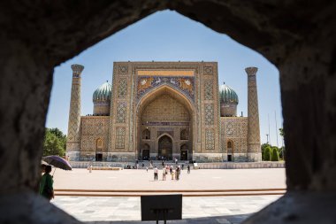 Semerkant, Özbekistan - 5 Temmuz 2024: Semerkant Bölgesi 'nde turistlerle Sher-Dor Madrasah cephesi