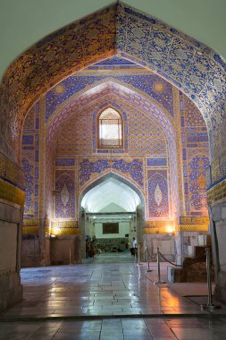 Samarcanda, Özbekistan - 05 luglio 2024: Portale e arco all 'interno della moschea tilya kori nel Registan di Samarcanda, con dettagli in oro e blu