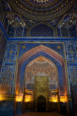 Semerkant Bölgesi 'ndeki Tilya Kori Camii' nin içinde altın ve mavi detaylarla birlikte geçit ve kemer.