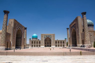 Samarkanda, Özbekistan - 05 lipca 2024: Portal i kolumny w medrasie Ulug Bega na placu Registan SamArkandzie