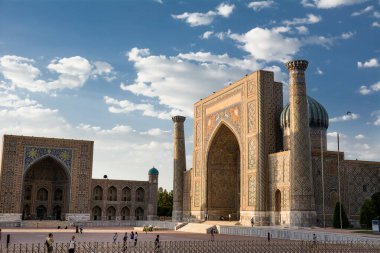 Semerkant, Özbekistan - 05 Temmuz 2024: Günbatımında Semerkant 'ta Ulug Beg ve Sher-Dor medreselerinde bulunan bahçe ve sütunlar