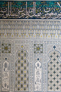 Semerkant, Özbekistan - 06 Temmuz 2024: Bibi Khanum Camii 'nde Arapça yazılar bulunan dekorasyonlar